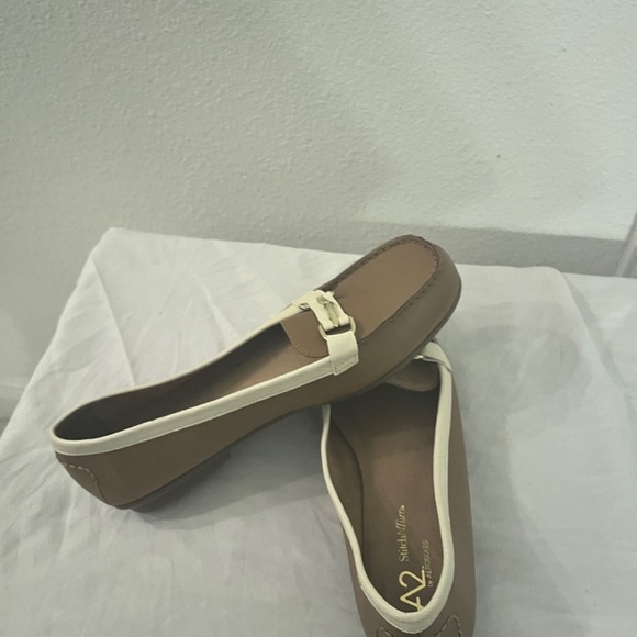 Stylish   M2  Stitch & Turn LoafersTan and White - Picture 10 of 14